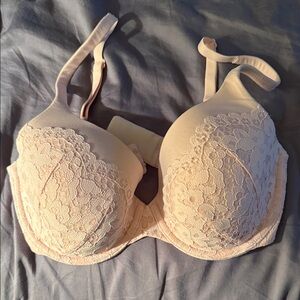 Elegant Victoria’s Secret Lace Women's Bra - Cream 32DD lined perfect coverage
